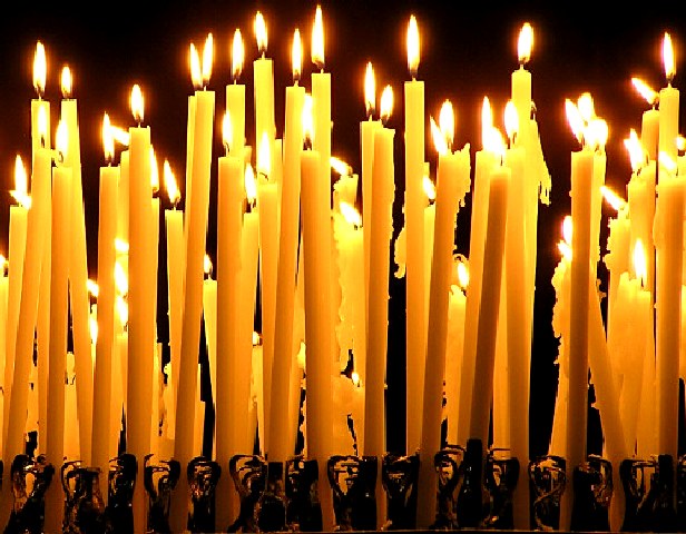 Γιατί δεν πρέπει να σβήνονται γρήγορα τα κεριά που ανάβουν στα μανουάλια οι  Χριστιανοί στην Εκκλησία; - Askitikon