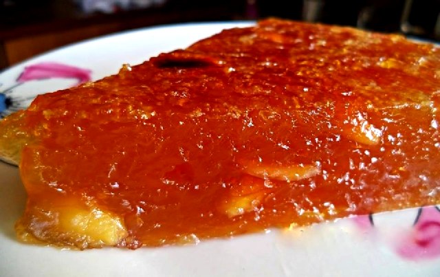 Φαρσαλιώτικος χαλβάς με καβουρντισμένα αμύγδαλα. Φαρσαλιώτικος χαλβάς με καβουρντισμένα αμύγδαλα.