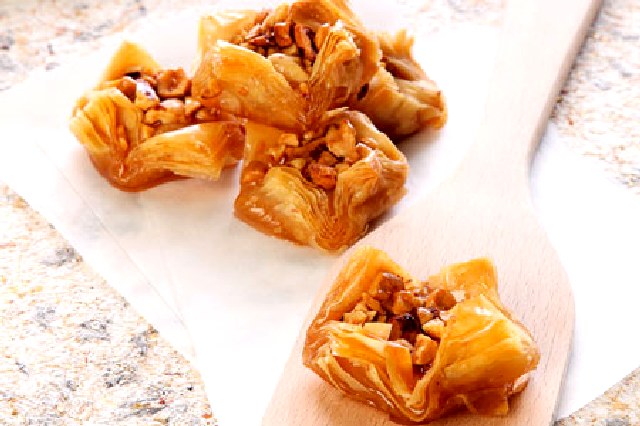 Φωλίτσες τραγανές με φιστίκι αράπικο. Φωλίτσες τραγανές με φιστίκι αράπικο.