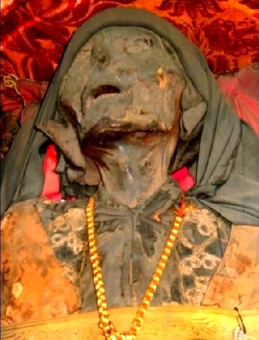 Γιατί οι Χριστιανοί προσκυνάμε τα Άγια Λείψανα; Γιατί οι Χριστιανοί προσκυνάμε τα Άγια Λείψανα;