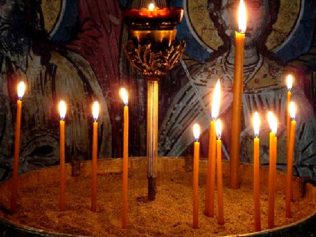 Το αναμμένο κερί είναι μια μικρή θυσία σε Εκείνον που είναι το Φώς του Κόσμου.