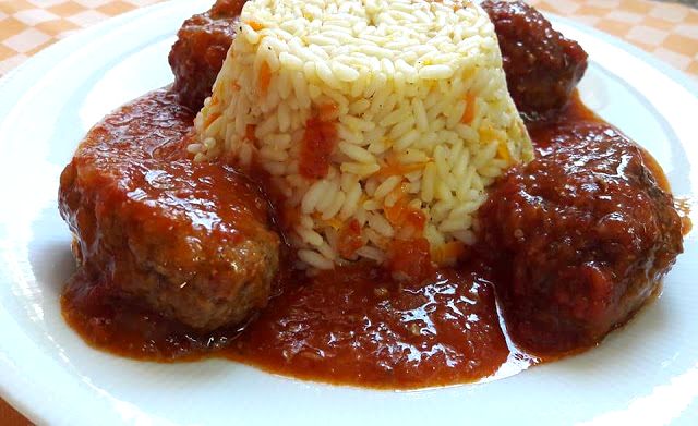 Σουτζουκάκια με ρύζι ! Σουτζουκάκια με ρύζι !