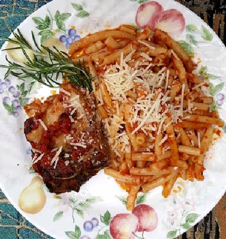 Κατσικάκι μαρινάτο με χοντρό μακαρόνι. Κατσικάκι μαρινάτο με χοντρό μακαρόνι.