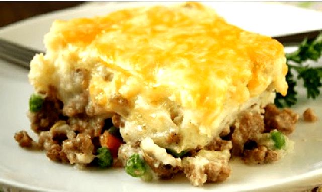 Πατάτες στο φούρνο με κιμά και γραβιέρα. Πατάτες στο φούρνο με κιμά και γραβιέρα.