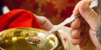 Η Κατάλληλη Προετοιμασία πριν την Θεία Ευχαριστία. Η άδεια λαβίδα την ώρα της μετάληψης