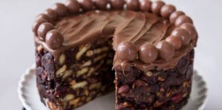 Σοκολατένια τούρτα – Ένα λαχταριστό γλυκό για τους λάτρεις της σοκολάτας και όχι μόνο Σοκολατένια τούρτα - Ένα λαχταριστό γλυκό για τους λάτρεις της σοκολάτας και όχι μόνο