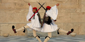 Τι συμβολίζει η Ελληνική Στολή του Εύζωνα; Τι συμβολίζει η Ελληνική Στολή του Εύζωνα;