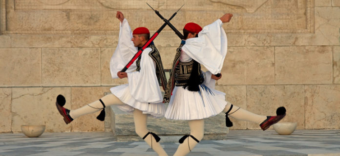 Τι συμβολίζει η Ελληνική Στολή του Εύζωνα;