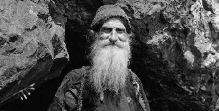 ANAHORITIS-630-450x295 Για τρεις αφανείς αναχωρητές αγίους στον Άθωνα και τον άγγελο που τους υπηρετούσε