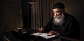 Γέροντα τι θα κάνουμε; Θέλουν να διαλύσουν την Ελλάδα μας. Γέροντα τι θα κάνουμε; Θέλουν να διαλύσουν την Ελλάδα μας