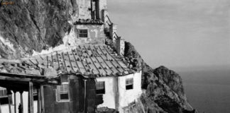 Κάθε βράδυ σε κάθε μοναστήρι του Αγίου Όρους τουλάχιστον ένας μοναχός μένει άγρυπνος όλη τη νύχτα προσευχόμενος Κάθε βράδυ σε κάθε μοναστήρι του Αγίου Όρους τουλάχιστον ένας μοναχός μένει άγρυπνος όλη τη νύχτα προσευχόμενος