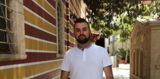 Απολυτίκιο : Άγιος Ονούφριος ο Θαυματουργός – Ψάλλει ο Δημήτριος Παπαγιαννόπουλος Χερουβικό : Θ. Λειτουργία στον Άγιο Ιωάννη τον Ρώσο. Ψάλλει ο Δημήτριος Παπαγιαννόπουλος