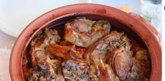 Μπουτάκι αρνίσιο με πατάτες στη γάστρα ! Μπουτάκι αρνίσιο με πατάτες στη γάστρα !