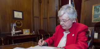 ΕΥΓΕ ! ΗΠΑ: Η κυβερνήτης της Αλαμπάμα υπέγραψε την απαγόρευση των αμβλώσεων ΕΥΓΕ ! ΗΠΑ: Η κυβερνήτης της Αλαμπάμα υπέγραψε την απαγόρευση των αμβλώσεων