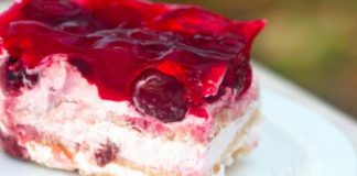 Γλυκό ψυγείου με πτι μπερ, κρέμα και ζελέ κεράσι Γλυκό ψυγείου με πτι μπερ, κρέμα και ζελέ κεράσι