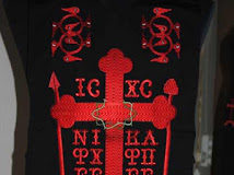 Τι συμβολίζουν και τι ερμηνεία έχουν τα γράμματα με το κόκκινο κέντημα πάνω στο μοναχικό (ή αγγελικό) σχήμα Τι συμβολίζουν και τι ερμηνεία έχουν τα γράμματα με το κόκκινο κέντημα πάνω στο μοναχικό (ή αγγελικό) σχήμα