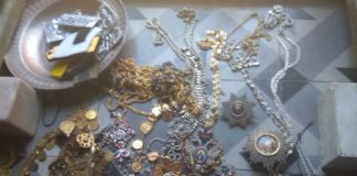 Έκτακτο : Τα κλοπιμαία και η ανακοίνωση της ΕΛ.ΑΣ. για τον ιερόσυλο Ρουμάνο που έκλεψε τάματα από Μονή του Αγίου Όρους (Φώτο) Έκτακτο : Τα κλοπιμαία και η ανακοίνωση της ΕΛ.ΑΣ. για τον ιερόσυλο που έκλεψε τάματα από Μονή του Αγίου Όρους (Φώτο)