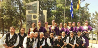 Κυριακή 9 Ιουνίου 2019 : Με Ποντιακές εκδηλώσεις εγκαινιάζεται το πνευματικό κέντρο του Ι. Ν. Αγ. Γεωργίου Αργυρουπόλεως Παρασκευή, 7 Ιουνίου 2019 Γενοκτονία των Ποντίων: Συγκινητικές στιγμές στην εκδήλωση «100 Χρόνια Ανέσπερης Μνήμης» Γενοκτονία των Ποντίων: Συγκινητικές στιγμές στην εκδήλωση «100 Χρόνια Ανέσπερης Μνήμης» Γενοκτονία των Ποντίων: Συγκινητικές στιγμές στην εκδήλωση «100 Χρόνια Ανέσπερης Μνήμης» Ήταν όλοι εκεί. Σε κλίμα κατάνυξης και με τις τραγικές μνήμες αιωρούνται στον αέρα, εκατοντάδες πολίτες βρέθηκαν στην εκδήλωση για τα 100 χρόνια από τη Γενοκτονία των Ποντίων. Στην εκδήλωση στο χώρο που αρμόζει σε τέτοιο γεγονός, στο μνημείο που έχει στηθεί στον Πειραιά το οποίο έχει δωρίσει ο ηγέτης του Ολυμπιακού και υποψήφιος δημοτικός σύμβουλος με τον συνδυασμό «Πειραιάς Νικητής», Βαγγέλης Μαρινάκης. Αυτή η εξαιρετικά ενδιαφέρουσα εκδήλωση μνήμης, ήταν ένα σημαντικό καλλιτεχνικό – ιστορικό δρώμενο με τίτλο: «100 Χρόνια Ανέσπερης Μνήμης», του Ηλία Τ. Υφαντίδη. Το κοινό είχε την ευκαιρία να παρακολουθήσει ένα καλλιτεχνικό-ιστορικό δρώμενο, να συγκινηθεί, να μάθει, να μην μπορέσει ποτέ να ξεχάσει, να περάσει στη μνήμη των επόμενων γενεών η δεύτερη μεγαλύτερη γενοκτονία του 20ου αιώνα. Η παράσταση που δόθηκε ήταν ένας ελάχιστος φόρος τιμής στους αδικοχαμένους Έλληνες που μαρτύρησαν στη γη του Πόντου «…γι’ αυτούς που δεν πρόλαβαν να μιλήσουν και κουβέντα να διεκδικήσουν…». Γενοκτονία των Ποντίων: Συγκινητικές στιγμές στην εκδήλωση «100 Χρόνια Ανέσπερης Μνήμης» Μια σπουδαία εκδήλωση Ο Ηλίας Υφαντίδης μαζί με διάσημους μουσικούς και καλλιτέχνες κατάφερε να μεταφέρει τους χιλιάδες θεατές σε εκείνες τις μαύρες σελίδες της ιστορίας της Γενοκτονίας των Ποντίων. Η Ευανθία Ρεμπούτσικα παρουσίασε συνθέσεις της, κάποιες από τις οποίες είναι γραμμένες για τον Πόντο, ενώ η Σόνια Θεοδωρίδου, σοπράνο με διεθνή καριέρα, ξεσήκωσε το κοινό με την θεσπέσια φωνή της. Η Κατερίνα Παπαδοπούλου, έμπειρη καλλιτέχνιδα στις χορωδίες παραδοσιακής μουσικής, έβαλε τη δική της μουσική πινελιά, κάτι που επίσης έκαναν η Βασιλική Καρακώστα, η Μαρία Κοντογιαννοπούλου, ο Κώστας Αγέρης και ο ίδιος ο δημιουργός του δρώμενου Ηλίας Υφαντίδης. Ο Κ. Αγέρης μάλιστα παρουσίασε το νέο του τραγούδι, αφιερωμένο στην ιδιαίτερη πατρίδα του, τον Πόντο. Η Ορθόδοξη Εκκλησιαστική Βυζαντινή Χριστιανική και Παραδοσιακή Χορωδία του Εθνικού Ωδείου Αθηνών (χοράρχης ο Μιχάλης Μακρής), συγκίνησαν το κοινό. Συμμετείχαν επίσης οι καλλιτέχνες: Χρήστος Τσιαμούλης (τραγούδι – ούτι), Πάνος Δημητρακόπουλος (κανονάκι), Βαγγέλης Καρίπης (κρουστά), Θοδωρής Κουέλης (κοντραμπάσο), Χάρης Λαμπράκης (πνευστά), Γιώργος Κουλαξουζίδης (ποντιακή λύρα) και Παναγιώτης Κοπαλίδης (νταούλι). Γενοκτονία των Ποντίων: Συγκινητικές στιγμές στην εκδήλωση «100 Χρόνια Ανέσπερης Μνήμης» Αφηγητές της παράστασης ήταν οι Άννα Καλαϊτζόγλου, Σουλτάνα Βαρυτιμιάδη και Θοδωρής Ευστρατιάδης, ενώ στα δρώμενα και τους χορούς τον πρώτο λόγο είχαν χορευτές του ΣΠΟΣ Νοτίου Ελλάδος και Νήσων της Παμποντιακής Ομοσπονδίας Ελλάδος. Χαιρετισμοί Την εκδήλωση χαιρέτησαν ο δήμαρχος Πειραιά Γιάννης Μώραλης, ο πρόεδρος του ΣΠΟΣ Ν. Ελλάδος και Νήσων Γιώργος Βαρυθυμιάδης, ο δωρητής του μνημείου Γενοκτονίας των Ελλήνων του Πόντου, Βαγγέλης Μαρινάκης, καθώς και ο μητροπολίτης Πειραιώς και Φαλήρου Σεραφείμ. Ένα ήταν το μήνυμα που εστάλη: Ο ελληνισμός δεν πρέπει να ξεχάσει, οι μνήμες από τη μαζική δολοφονία περισσότερων από 350 χιλιάδων Ποντίων, δεν θα χαθούν. Ο δωρητής του Μνημείου κ. Ευάγγελος Μαρινάκης στην ομιλία του ανέφερε: «Σεβασμιώτατε, αγαπητοί φίλοι, είμαι ιδιαίτερα συγκινημένος σήμερα που βρισκόμαστε εδώ, σε αυτό το Μνημείο, στην πιο ωραία πλατεία του Πειραιά μας, για να τιμήσουμε την μνήμη των αδελφών Ποντίων με αφορμή την συμπλήρωση των 100 χρόνων από τη Γενοκτονία. Γενοκτονία των Ποντίων: Συγκινητικές στιγμές στην εκδήλωση «100 Χρόνια Ανέσπερης Μνήμης» Εγώ θέλω να σας πω ότι θα είμαι κοντά στα σωματεία των αδελφών Ποντίων για οτιδήποτε χρειαστεί, γιατί πιστεύω ότι η τελική δικαίωση ακόμη δεν έχει έρθει και θα πρέπει να προσπαθήσουμε αυτή η διεθνή και παγκόσμια αναγνώριση για τη Γενοκτονία να γίνει πράξη στα επόμενα χρόνια. Σας ευχαριστώ όλους που βρίσκεστε εδώ απόψε. Να είστε καλά». Ο Δήμαρχος Πειραιά κ. Γιάννης Μώραλης στον χαιρετισμό του τόνισε: «Σεβασμιώτατε, αξιότιμοι προσκεκλημένοι, κυρίες και κύριοι καλησπέρα σας. Νιώθω ιδιαίτερη υπερηφάνεια και συγκίνηση για το γεγονός ότι σε αυτή τη θλιβερή επέτειο, των 100 χρόνων από τη Γενοκτονία των Ελλήνων του Πόντου, ο Πειραιάς μπορεί να τιμήσει με τον τρόπο που αρμόζει, τους 353.000 Έλληνες που εξολοθρεύτηκαν, σε μια από τις πιο εγκληματικές πράξεις κατά της ανθρωπότητας στη σύγχρονη ιστορία. Και έχουμε αυτή τη δυνατότητα, ακριβώς επειδή έχουμε στον Πειραιά πλέον το Μνημείο για τη Γενοκτονία των Ελλήνων του Πόντου, το οποίο κοσμεί την πόλη μας, στην πλατεία Αλεξάνδρας, τα τελευταία δύο χρόνια. Γενοκτονία των Ποντίων: Συγκινητικές στιγμές στην εκδήλωση «100 Χρόνια Ανέσπερης Μνήμης» Ο Πειραιάς είναι μια πόλη που ιστορικά φιλοξένησε πολλούς πρόσφυγες, όχι μόνο από τον Πόντο, αλλά και από άλλες πατρίδες, οι οποίοι έφθασαν εδώ από τη θάλασσα μετά τον ξεριζωμό από τις πατρογονικές τους εστίες. Για αυτό και έχει σημασία η τοποθεσία αυτού του Μνημείου, εδώ στην πλατεία Αλεξάνδρας, δίπλα στη θάλασσα του Πειραιά. Θα ήθελα να ευχαριστήσω για μια ακόμη φορά δημόσια, τον δωρητή του Μνημείου κ. Βαγγέλη Μαρινάκη, χάρη στον οποίο έγινε εφικτή η ανέγερση ενός τόσο επιβλητικού και σημαντικού μνημείου, που έλειπε, όχι μόνο από την πόλη μας, αλλά από ολόκληρη τη χώρα. Είμαι βέβαιος ότι όλοι οι Πόντιοι, αλλά και όλοι οι Πειραιώτες είμαστε υπερήφανοι για αυτό το Μνημείο. Κυρίες και κύριοι, Η 19η Μαΐου, έχει καθιερωθεί από την ελληνική πολιτεία ως Ημέρα Μνήμης της Γενοκτονίας των Ελλήνων του Πόντου. Δυστυχώς, ακόμα περιμένουμε και απαιτούμε η Γενοκτονία των Ποντίων να αναγνωριστεί από την παγκόσμια κοινότητα. Μόνο τότε θα βρουν δικαίωση όλοι εκείνοι που δολοφονήθηκαν και εκτοπίστηκαν από τις πατρίδες τους και όλη η Ποντιακή κοινότητα, η οποία 100 χρόνια μετά, παραμένει λαβωμένη στην ψυχή και ξεριζωμένη από τη μακραίωνη ιστορία της. Χρέος όλων μας είναι να μην αφήσουμε το ζήτημα αυτό να ξεχαστεί. Απόψε θα έχουμε τη δυνατότητα, εδώ, στον Πειραιά, να παρακολουθήσουμε ένα ιστορικό καλλιτεχνικό δρώμενο μέσα από το οποίο θα μπορέσουμε όλοι να αισθανθούμε λίγη από την παράδοση και την ιστορία του Πόντου. Θα ήθελα να ευχαριστήσω θερμά τον Σύνδεσμο Ποντιακών Σωματείων Νοτίου Ελλάδος και Νήσων της Παμποντιακής Ομοσπονδίας Ελλάδος για αυτή την πολύ όμορφη εκδήλωση τιμής και μνήμης που έχουν ετοιμάσει, αλλά και για τη γενικότερη δράση τους, προκειμένου η ιστορία, αλλά και οι παραδόσεις του Ποντιακού Ελληνισμού να παραμένουν πάντα ζωντανές. Ο Δήμος Πειραιά, όπως έκανε πάντα, έτσι θα κάνει και στο μέλλον: θα στηρίζει παρόμοιες δράσεις από οποιονδήποτε φορέα τιμά την ιστορία στη χώρα μας. Γενοκτονία των Ποντίων: Συγκινητικές στιγμές στην εκδήλωση «100 Χρόνια Ανέσπερης Μνήμης» Θα ήθελα πριν κλείσω, να κάνω μια προσωπική αναφορά. Σε κάθε εκδήλωση στον Πειραιά που έχει σχέση με τους Έλληνες του Πόντου, από την πλευρά μου θα την αφιερώσω στον άνθρωπο που με βάφτισε, έναν σημαντικό Πόντιο, τον Οδυσσέα Λαμψίδη. Σας ευχαριστώ όλους για την παρουσία σας». O Σεβασμιώτατος Μητροπολίτης Πειραιώς και Φαλήρου κ.κ. Σεραφείμ στην ομιλία του, ανέφερε μεταξύ άλλων ότι «η ιστορία του Πόντου έχει να επιδείξει μύρια μαρτύρια. Τα μαρτύρια των ψυχών που μνημονεύουμε σήμερα εδώ». Ο κ.κ. Σεραφείμ συνέχισε λέγοντας: «Η Γενοκτονία των Ρωμιών του Πόντου αποτελεί πένθος όχι μόνο των Ελλήνων, αλλά ολόκληρης της ανθρωπότητας. Αυτό το μεγάλο φρικώδες μαρτύριο όμως, πρέπει να μας γεμίζει με Άγιο θαυμασμό που παρηγορεί και θεραπεύει την ανθρώπινη λύπη και κρατάει μακριά τον ανθρώπινο θυμό μας και μας ενθαρρύνει ως Άγιο παράδειγμα ανθρωπίνου βίου και Αγίας Πίστεως, διότι αυτοί που χόρευαν τον Πυρρίχιο ήταν ανδρείοι». Στο τέλος της ομιλίας του, ο Σεβασμιώτατος Μητροπολίτης Πειραιώς και Φαλήρου κ.κ. Σεραφείμ, σημείωσε: «Ας έχουμε αδελφοί την ευχή των Ποντίων αδελφών μας και πατέρων μας που τιμάμε σε αυτό το υπέροχο Μνημείο που δώρισε ο εύγονος του Πόντου από την αρχόντισσα μητέρα του Βαγγέλης Μαρινάκης. Αιωνία τους η μνήμη και εμείς θα τους μνημονεύουμε πάντοτε». O Πρόεδρος του Συνδέσμου Ποντιακών Σωματείων Νοτίου Ελλάδος και Νήσων της Παμποντιακής Ομοσπονδίας Ελλάδος κ. Γιώργος Βαρυθυμιάδης, σημείωσε μεταξύ άλλων ότι πέρασαν κιόλας 100 χρόνια από την αποφράδα ημέρα της 19ης Μαΐου, που ο Μουσταφά Κεμάλ αποβιβάστηκε στη Σαμψούντα και ξεκίνησε την τελευταία πλέον αιματηρή φάση της εξόντωσης των χριστιανικών πληθυσμών του Μικρασιατικού Πόντου, 100 χρόνια από τη Γενοκτονία των Ελλήνων του Πόντου. Αφού έκανε μια σύντομη αναφορά στην ιστορία των Ποντίων, ευχαρίστησε εκ μέρους της Παμποντιακής Ομοσπονδίας Ελλάδος και ολόκληρου του Ποντιακού Ελληνισμού τον Δήμαρχο Πειραιά κ. Γιάννη Μώραλη για την αξιέπαινη πρωτοβουλία του να εισηγηθεί στο Δημοτικό Συμβούλιο της πόλης την ανέγερση του Μνημείου και την ταυτόχρονη παραχώρηση της πλατείας Αλεξάνδρας γι΄ αυτόν τον σκοπό. «Η πράξη του αυτή δικαιώνει στο ακέραιο τον θεσμικό του ρόλο ως πρώτου πολίτη του Πειραιά και της πόλης που υποδέχτηκε χιλιάδες πρόσφυγες», τόνισε ο κ. Βαρυθυμιάδης. Επιπλέον, ευχαρίστησε τον δωρητή του Μνημείου κ. Βαγγέλη Μαρινάκη και τους συνεργάτες του για την γενναιόδωρη χορηγία, όπως είπε, χωρίς την οποία η ανέγερση του «Πυρρίχιου Πετάγματος» και η διαμόρφωση του περιβάλλοντος χώρου θα ήταν αδύνατη. «Σύμφωνα με δήλωσή του το έπραξε προς τιμήν της Πόντιας μητέρας του, γένος Υψηλάντη, γένος που επικροτούμε και επιβραβεύουμε και μέσα από την καρδιά μας το αφιερώνουμε στις ηρωικές Πόντιες μανάδες. Άλλωστε δεν είναι πρώτη φορά που ο κ. Μαρινάκης τιμά τις ποντιακές ρίζες της μητέρας του. Κάτι ανάλογο έπραξε και με το άγαλμα του Αλέξανδρου Υψηλάντη στο Κολωνάκι. Ευχόμαστε το λαμπρό παράδειγμά του να βρει άξιους μιμητές στη συνέχεια», σημείωσε ο κ. Βαρυθυμιάδης. Πηγή: In Αναρτήθηκε από e-Pontos Αποστολή με μήνυμα ηλεκτρονικού ταχυδρομείου BlogThis! Μοιραστείτε το στο Twitter Μοιραστείτε το στο Facebook Κοινοποίηση στο Pinterest Παρουσιάζεται η συλλεκτική έκδοση του βιβλίου «Σέρρα - Η ψυχή του Πόντου» Παρουσιάζεται η συλλεκτική έκδοση του βιβλίου «Σέρρα - Η ψυχή του Πόντου» Παρουσιάζεται η συλλεκτική έκδοση του βιβλίου «Σέρρα - Η ψυχή του Πόντου» Την Τετάρτη 12 Ιουνίου 2019 στις 20:30 οι εκδόσεις Ψυχογιός και η Αλυσίδα Πολιτισμού IANOS σας προσκαλούν σε μια βραδιά λόγου και μουσικής με αφορμή τα εκατό χρόνια από τη γενοκτονία των Ελλήνων του Πόντου και τη συλλεκτική έκδοση του μυθιστορήματος του Γιάννη Καλπούζου «Σέρρα - Η ψυχή του Πόντου». Αποσπάσματα θα διαβάσουν οι ηθοποιοί: Βέρα Κρούσκα και Τάσος Νούσιας, καθώς και ο συγγραφέας Γιάννης Καλπούζος. Ο Ηλίας Υφαντίδης και ο Χρήστος Τσιαμούλης θα πλαισιώσουν μουσικά την εκδήλωση. Συμμετέχει το χορευτικό και μουσικό τμήμα του Ποντιακού Συλλόγου Αργοναύτες Κομνηνοί. Την εκδήλωση θα συντονίσει ο δημοσιογράφος Νίκος Θρασυβούλου. Η εκδήλωση θα πραγματοποιηθεί στον IANOS Café (Σταδίου 24). Αναρτήθηκε από e-Pontos Αποστολή με μήνυμα ηλεκτρονικού ταχυδρομείου BlogThis! Μοιραστείτε το στο Twitter Μοιραστείτε το στο Facebook Κοινοποίηση στο Pinterest 70 χρόνια από την εκτόπιση των Ελλήνων του Καυκάσου στην Κεντρική Ασία 70 χρόνια από την εκτόπιση των Ελλήνων του Καυκάσου στην Κεντρική Ασία 70 χρόνια από την εκτόπιση των Ελλήνων του Καυκάσου στην Κεντρική Ασία Την Παρασκευή 7 Ιουνίου 2019, στις 6.00 μ.μ. ολοκληρώνεται ο φετινός κύκλος του Σεμιναρίου Ιστορίας με το καθιερωμένο αφιέρωμα στις σταλινικές διώξεις. Το Σεμινάριο θα γίνει στην αίθουσα συνεδρίων στο Δημαρχείο Κηφισιάς (Διονύσου 24 και Μυρσίνης). Ειδικά φέτος συμπληρώνονται 70 χρόνια από τότε που οι σταλινικές αρχές εκτόπισαν τους ελληνικούς πληθυσμούς του σοβιετικού Καυκάσου στην Κεντρική Ασία (Καζαχστάν, Κιργιστάν, Τουρκεμενιστάν). Στο στρογγυλό τραπέζι συμμετέχουν: – Βλάσης Αγτζίδης, ιστορικός, – Χρήστος Κεφαλής, εκδότης - συγγραφέας – Βασίλης Τσενκελίδης, ιστορικός. Αναρτήθηκε από e-Pontos Αποστολή με μήνυμα ηλεκτρονικού ταχυδρομείου BlogThis! Μοιραστείτε το στο Twitter Μοιραστείτε το στο Facebook Κοινοποίηση στο Pinterest Πέμπτη, 6 Ιουνίου 2019 Η Οδύσσεια στην Ποντιακή διάλεκτο, παρουσιάζεται στο Φεστιβάλ Φιλίππων Η Οδύσσεια στην Ποντιακή διάλεκτο, παρουσιάζεται στο Φεστιβάλ Φιλίππων Η Οδύσσεια στην Ποντιακή διάλεκτο, παρουσιάζεται στο Φεστιβάλ Φιλίππων Tο Φεστιβάλ Φιλίππων, που φέτος θα πραγματοποιηθεί από τις 10 Ιουλίου έως τις 31 Αυγούστου, είναι αφιερωμένο στην Οδύσσεια του Ομήρου, την τέχνη της επιβίωσης και στον ήρωα της καρτερίας, τον Οδυσσέα. Θεατρικές και μουσικές παραστάσεις, αναλόγια, performances, αναγνώσεις, συζητήσεις, εικαστικές εκθέσεις, προβολές και ολόκληρο το 3ο Διεθνές Εργαστήριο Αρχαίου Δράματος αντλούν τη θεματική τους από την Οδύσσεια του Ομήρου. Το Φεστιβάλ, λοιπόν, φέτος θα απλωθεί πέρα από το αρχαίο θέατρο, στον παράλιο χώρο της Καβάλας, στους κόρφους της, στις αμμουδιές της, στα λιμανάκια κ.ά, στον παλιό ταρσανά, στον λιμενοβραχίονα, στον Φάρο και σε άλλα απρόσμενα μέρη. Στο αρχαίο θέατρο των Φιλίππων –τιμώντας τη συμπλήρωση των 100 χρόνων από τη Γενοκτονία των Ποντίων– θα ακουστεί η Οδύσσεια στην ποντιακή διάλεκτο σε μετάφραση Παύλου Κοτανίδη από τον ηθοποιό Γιώργο Κοτανίδη και τον δεξιοτέχνη της ποντιακής λύρας Παναγιώτη Κογκαλίδη. Αναρτήθηκε από e-Pontos Αποστολή με μήνυμα ηλεκτρονικού ταχυδρομείου BlogThis! Μοιραστείτε το στο Twitter Μοιραστείτε το στο Facebook Κοινοποίηση στο Pinterest Το διήμερο Ποντιακό πανοΰρ διοργανώνουν οι "Ακρίτες" στον Ασπρόπυργο Το διήμερο Ποντιακό πανοΰρ διοργανώνουν οι "Ακρίτες" στον Ασπρόπυργο Το διήμερο Ποντιακό πανοΰρ διοργανώνουν οι "Ακρίτες" στον Ασπρόπυργο Ο Σύλλογος Ποντίων Ασπροπύργου «Οι Ακρίτες του Πόντου», προσκαλεί τα μέλη και τους φίλους του συλλόγου την Κυριακή 16 και τη Δευτέρα 17 Ιουνίου 2019 και ώρα 8:30 μ.μ., στο ετήσιο πανηγύρι της Αγίας Τριάδος που θα πραγματοποιηθεί στο πάρκο Γκορυτσάς στον Ασπρόπυργο. Πρόγραμμα εκδηλώσεων Κυριακή 16 Ιουνίου 2019 Τραγούδι: Μπάμπης Ιορδανίδης, Γιάννης Μιχαηλίδης Λύρα: Λευτέρης Καμενίδης Νταούλι - Αγγείο: Παντελής Νικολαίδης Λαϊκό πρόγραμμα: Μαρία Νεανίδο, Χρήστος Στεφανίδης Δευτέρα 17 Ιουνίου 2019 Λύρα - τραγούδι: Ματθαίος Τσαχουρίδης, Νίκος Σοφιανίδης Λύρα: Κώστας Παπαδόπουλος Νταούλι - Αγγείο: Παντελής Νικολαίδης Λαϊκό πρόγραμμα: Γιώργος Τσαπάς, Γιώργος Λαμπράκης Αναρτήθηκε από e-Pontos Αποστολή με μήνυμα ηλεκτρονικού ταχυδρομείου BlogThis! Μοιραστείτε το στο Twitter Μοιραστείτε το στο Facebook Κοινοποίηση στο Pinterest Με Ποντιακές εκδηλώσεις εγκαινιάζεται το πνευματικό κέντρο του Ι. Ν. Αγ. Γεωργίου Αργυρουπόλεως