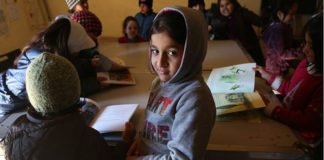 Πρόσφυγας Μαθητής διδάσκει ελληνικά μέσω Facebook Πρόσφυγας Μαθητής διδάσκει ελληνικά μέσω Facebook