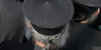 Ιερέας, ράσα, γένια και μαλλιά Ιερέας, ράσα, γένια και μαλλιά