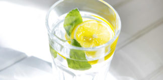 Τι κερδίζετε αν ξεκινάτε την ημέρα σας πίνοντας νερό με λεμόνι Τι κερδίζετε αν ξεκινάτε την ημέρα σας πίνοντας νερό με λεμόνι