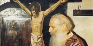 Κάθε πρωί, να πίνετε παιδιά μου αγιασμό. Πολύ αγιασμό. Να ρίχνετε οι νοικοκυρές λίγο και στα φαγητά την ώρα που μαγειρεύεται Θαυμάσιο Περιστατικό : Γέροντας Ιάκωβος Τσαλίκης - Γέροντας Ιάκωβος Τσαλίκης: Γυρίζω, και τι να δω;