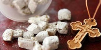 «Θυμιάζετε, θυμιάζετε, θυμιάζετε φεύγουν τα δαιμόνια και οι πειρασμοί…» «Θυμιάζετε, θυμιάζετε, θυμιάζετε φεύγουν τα δαιμόνια και οι πειρασμοί…»