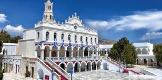 Η ΜΕΧΑΛΟΧΑΡΗ εμφανίζεται σε φωτομοντέλο στην Μύκονο και της λέει… Η ΜΕΧΑΛΟΧΑΡΗ εμφανίζεται σε φωτομοντέλο στην Μύκονο και της λέει…