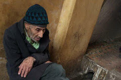 Η αγάπη είναι μακριά…