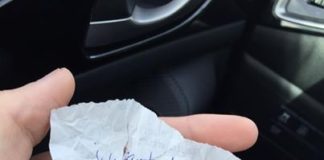 Μια φοιτήτρια αγόρασε πρωινό σε έναν άστεγο. Φεύγοντας, ο άστεγος της έδωσε ένα χαρτί με ένα θλιβερό μυστικό…