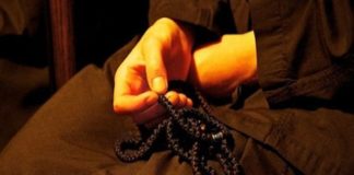 Δεν χρειάζεται στην προσευχή να λέμε λόγια ατέλειωτα,φτάνουν τα λίγα και απλά..