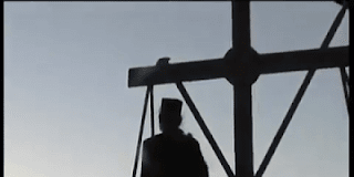 Ένας γέροντας, καθώς καθόταν στο κελλί του, άκουσε μια φωνή να του λέει…