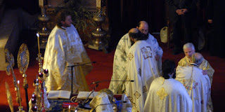 Ο ασπασμός της Θείας Λειτουργίας….