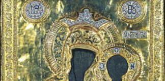 Είδαν μια λευκοφορεμένη γυναίκα να περπατά στα κύματα