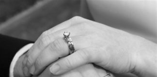 Να λες στην γυναίκα σου ότι την αγαπάς και να της το δείχνεις