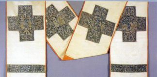 Το ωμοφόριο Ορθοδόξου επισκόπου, που θαυματουργικά μένει ανέπαφο από τη φωτιά