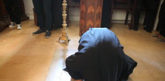 Κυρία ξέρετε… τα λόγια του παπά τα διαβάζει μοναχά εκείνος