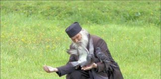 Ο ταπεινός ασχολείται με τον εαυτόν του. Ο υπερήφανος ασχολείται με τους άλλους.