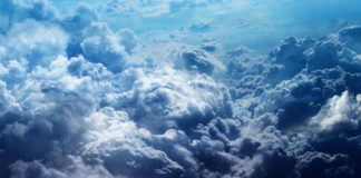 Ένας ιερεύς παρατηρούσε κάποτε τον ουρανό με έκπληξη και θαυμασμό