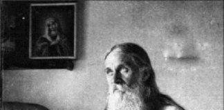 Έβγαλε το ράσο του και το κρέμασε σε μία ακτίνα του ήλιου