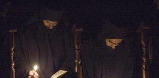 Και ο Θεός ακούει. Η Παναγία ακούει. Οι άγιοι ακούνε.