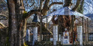 Παναγία η Πλατανιώτισσα της Αχαϊας : Το εκκλησάκι μέσα σε ένα τεράστιο πλάτανο
