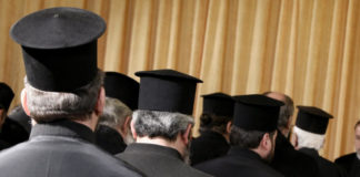 Λάρισα : Παπάς χαστούκισε πιστή γιατί πήρε δεύτερο αντίδωρο