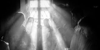 Ο Σταυρός είναι η σκιά κάτω από την οποία δροσιζόμαστε