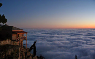 Στέκεται γυμνή