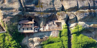 Πώς πρέπει να αντιμετωπίζουμε τους επαίνους και τα εγκώμια;