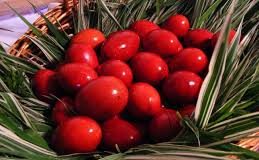 Τι συμβολίζουν τα κόκκινα αυγά που βάφουμε την Μ. Πέμπτη