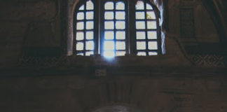 Άραρε πύλας (Ακούστε το)