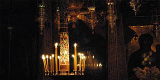 Τι κάνετε τόσες ώρες μέσα στην Εκκλησία, δε βαριέστε;