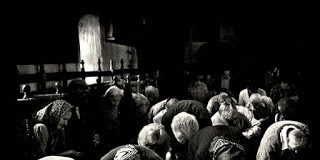 Γιατί γονατίζουμε τρεις φορές στον Εσπερινό της Πεντηκοστής;